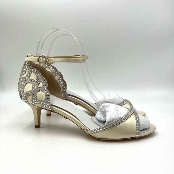Badgley Mischka Size 9 Gillian Jeweled Ivory Satin Dress Sandal Heels Pumps - Picture 2 of 15